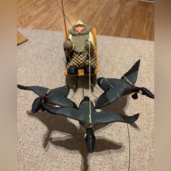 Williraye Studio WW2405 Southern Flight Santa w/ Geese 14 1/2 in long 6 in tall - Picture 5 of 5